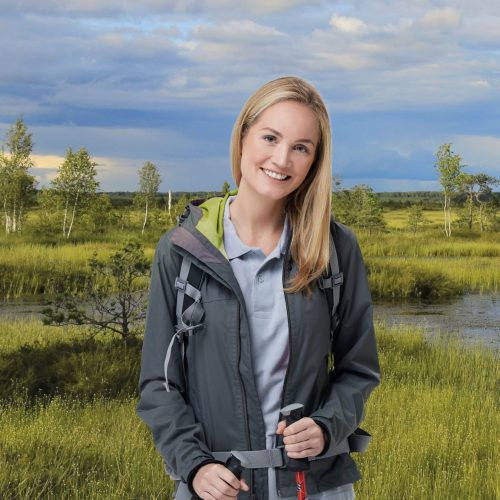 Junge Frau mit Gehstöcken im Vordergrund, im Hintergrund Naturwiese und See