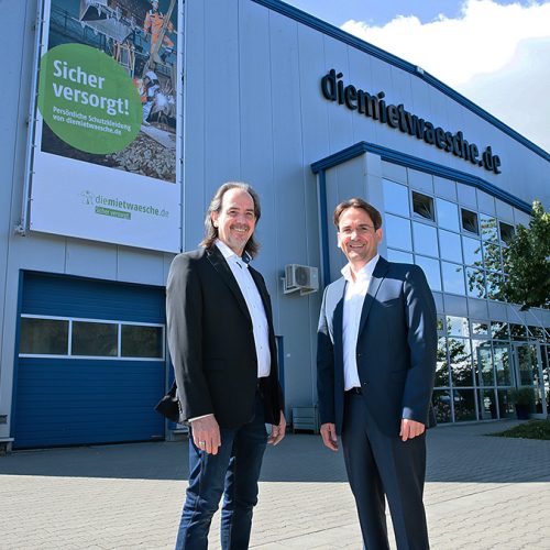 Sven und Udo Schäfer vor Hauptgebäude von diemietwaesche.de