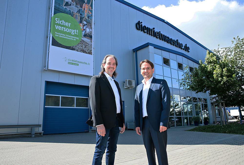 Sven und Udo Schäfer vor Hauptgebäude von diemietwaesche.de