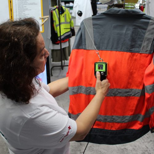 Medizinische Erst-Helferin benutzt HiVisionizer®, um Wirksamkeit von Warnkleidung zu prüfen