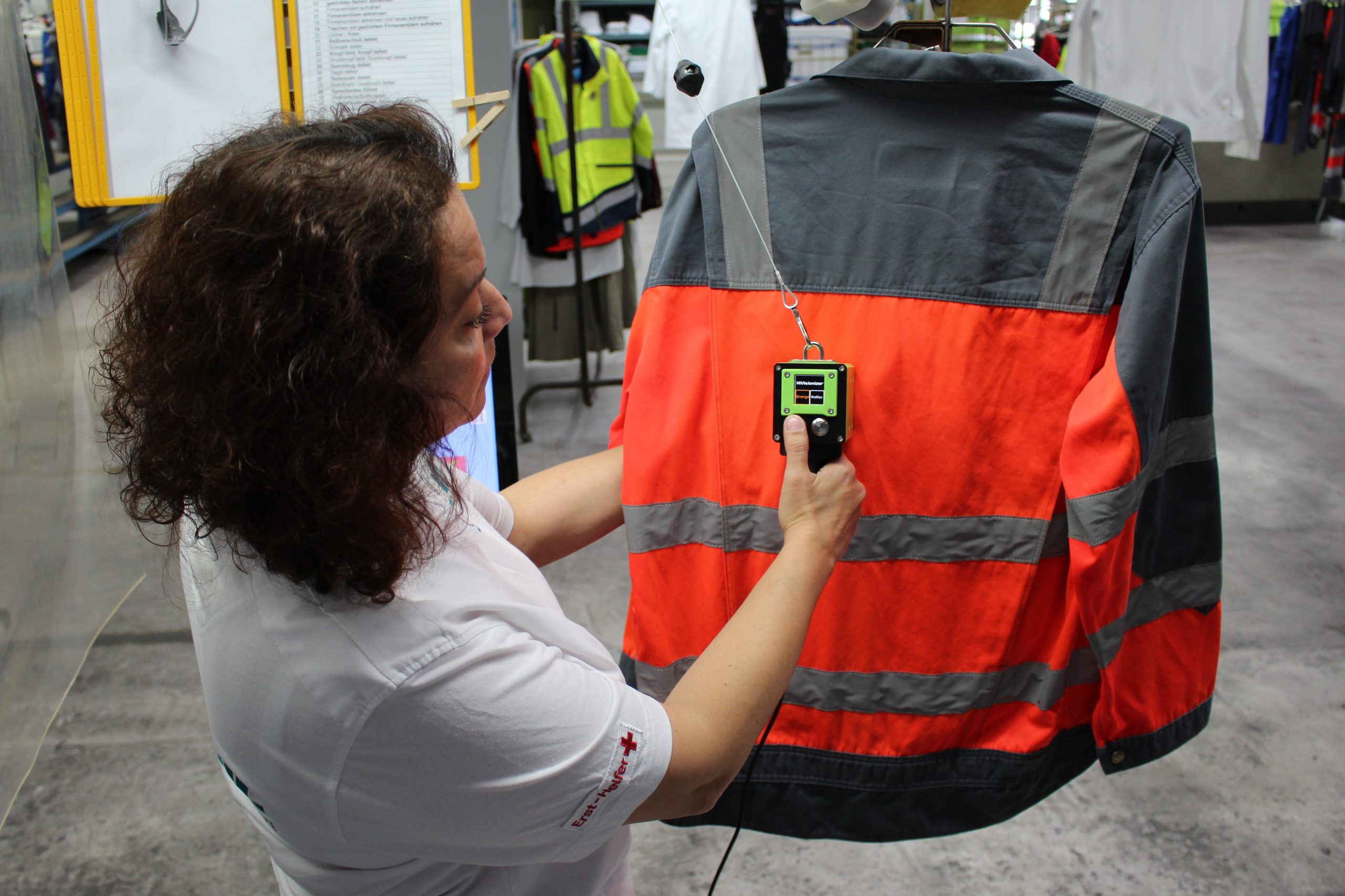 Medizinische Erst-Helferin benutzt HiVisionizer®, um Wirksamkeit von Warnkleidung zu prüfen