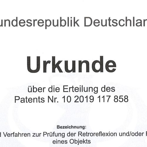 Offizielles HiVisionizer®-Patent; Text: Bundesrepublik Deutschland - Urkunde über die Erteilung des Patents Nr. 10 2019 117 858, Bezeichnung: Prüfgerät und Verfahren zur Prüfung der Retroflexion und/oder Fluroreszenz eines Objekts