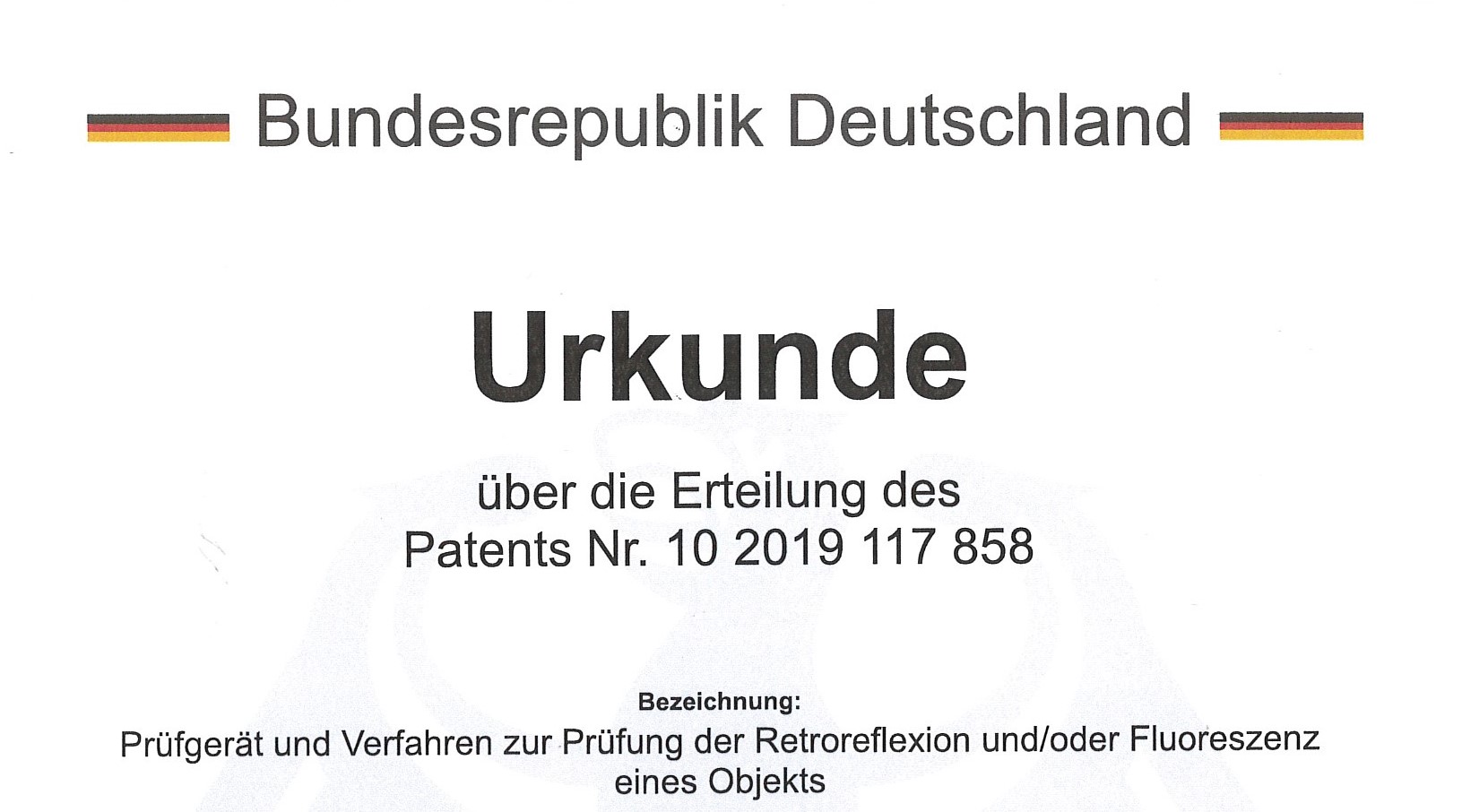 Offizielles HiVisionizer®-Patent; Text: Bundesrepublik Deutschland - Urkunde über die Erteilung des Patents Nr. 10 2019 117 858, Bezeichnung: Prüfgerät und Verfahren zur Prüfung der Retroflexion und/oder Fluroreszenz eines Objekts