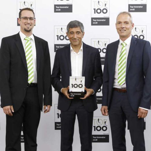Drei Männer im Anzug; Preisannahme TOP 100 Innovator 2018