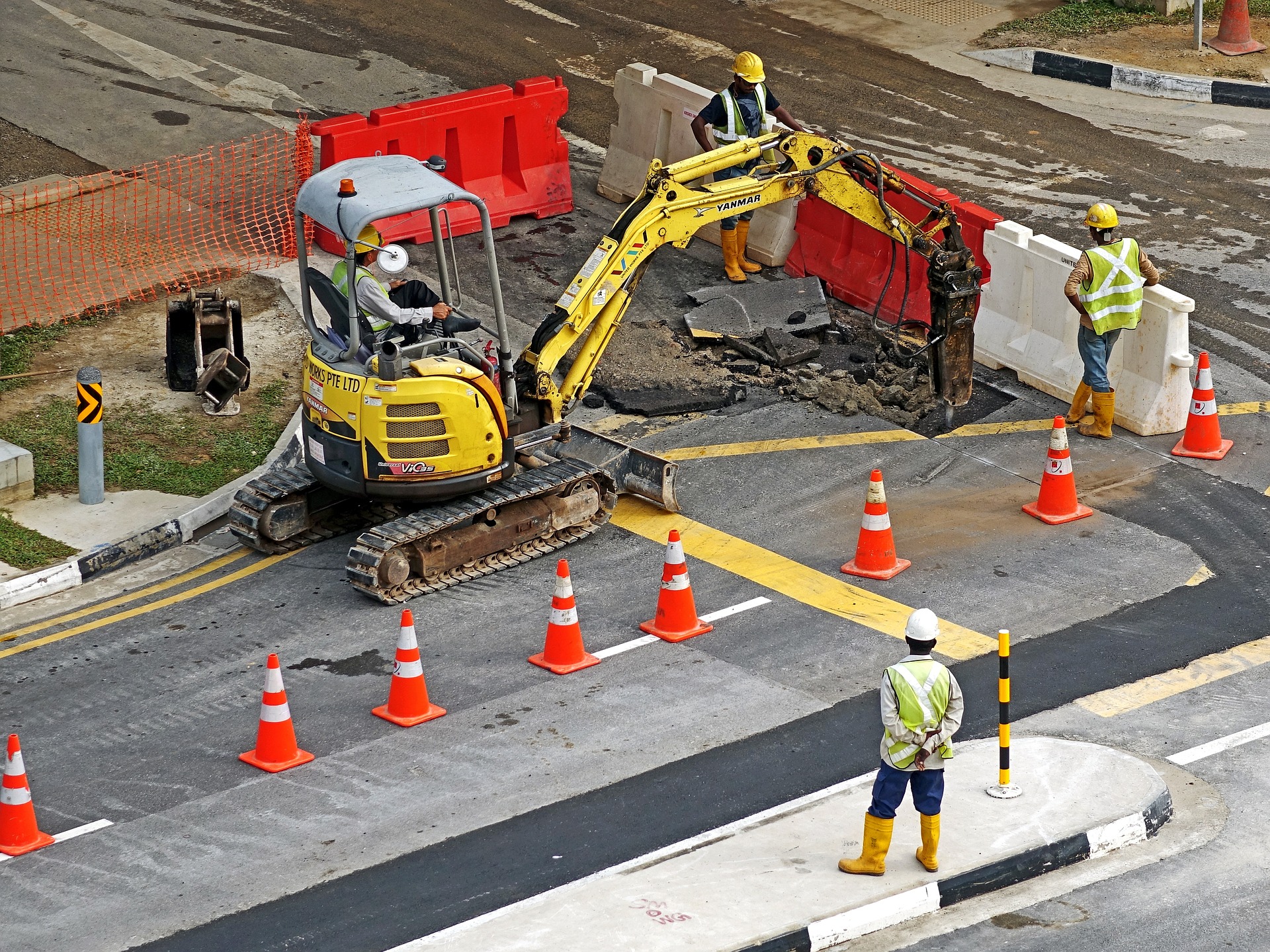 Personen in Warnschutzkleidung auf Straßenbaustelle
