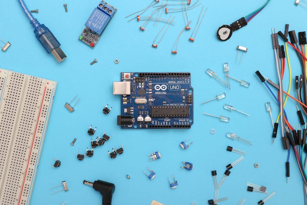 Arduino single-board microcontroller kit auf blauem Hintergrund