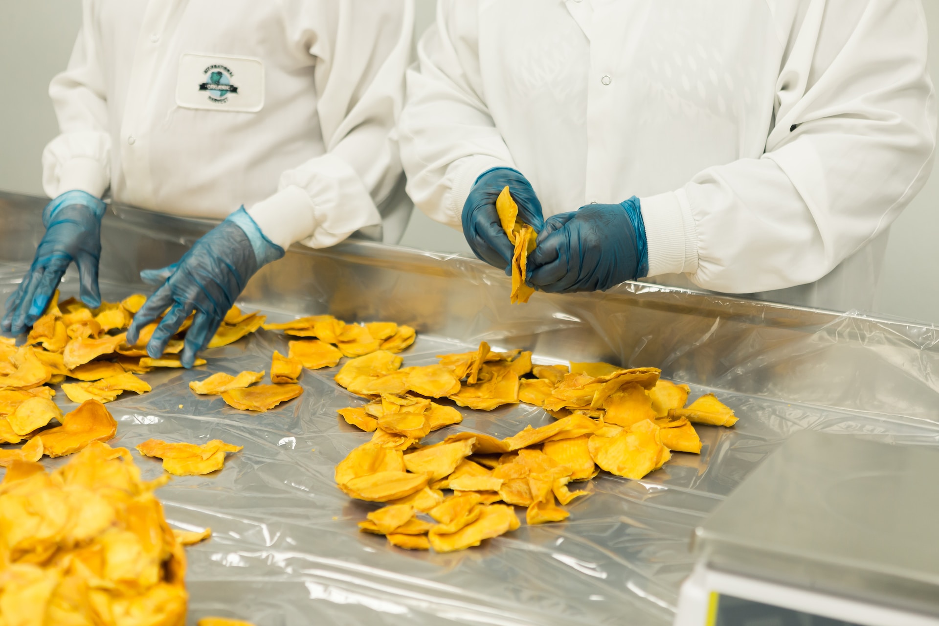 Zwei Personen in HACCP-Kleidung