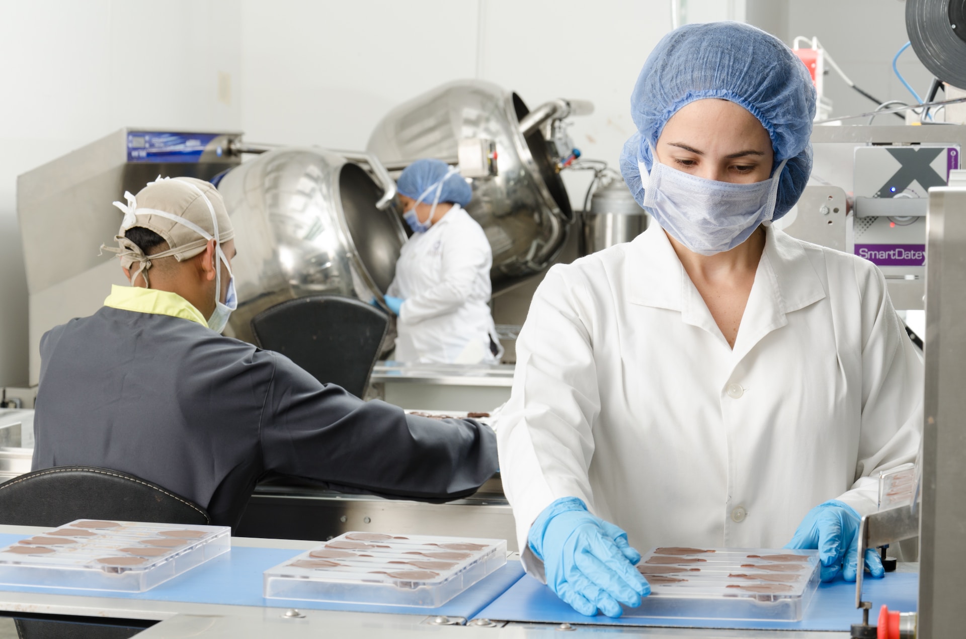 Drei Personen, die HACCP-Kleidung tragen