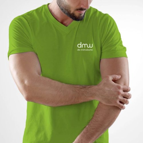 Mann, der grünes Shirt mit diemietwaesche.de-Logo trägt