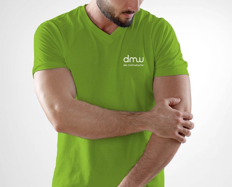 Mann, der grünes Shirt mit diemietwaesche.de-Logo trägt