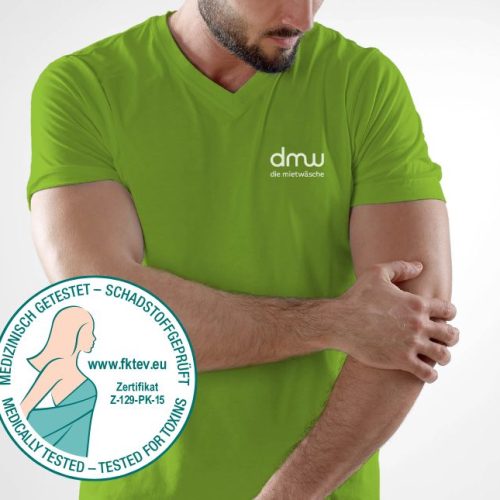 Mann, der grünes Shirt mit diemietwaesche.de-Logo trägt; FKT-Prüfsiegel: Medizinisch getestet, schadstoffgeprüft; medically tested, tested for toxins