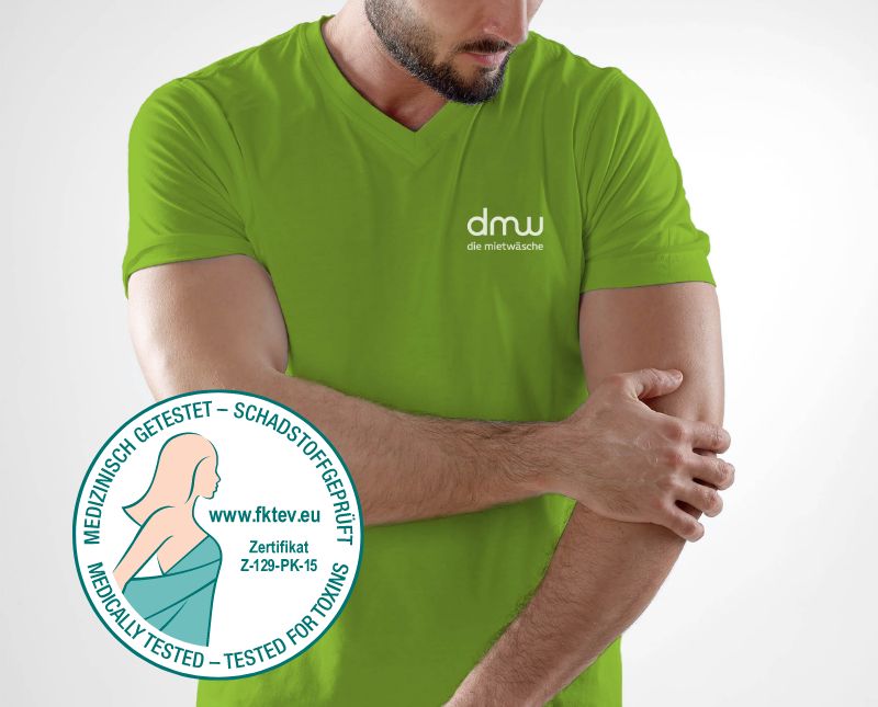 Mann, der grünes Shirt mit diemietwaesche.de-Logo trägt; FKT-Prüfsiegel: Medizinisch getestet, schadstoffgeprüft; medically tested, tested for toxins