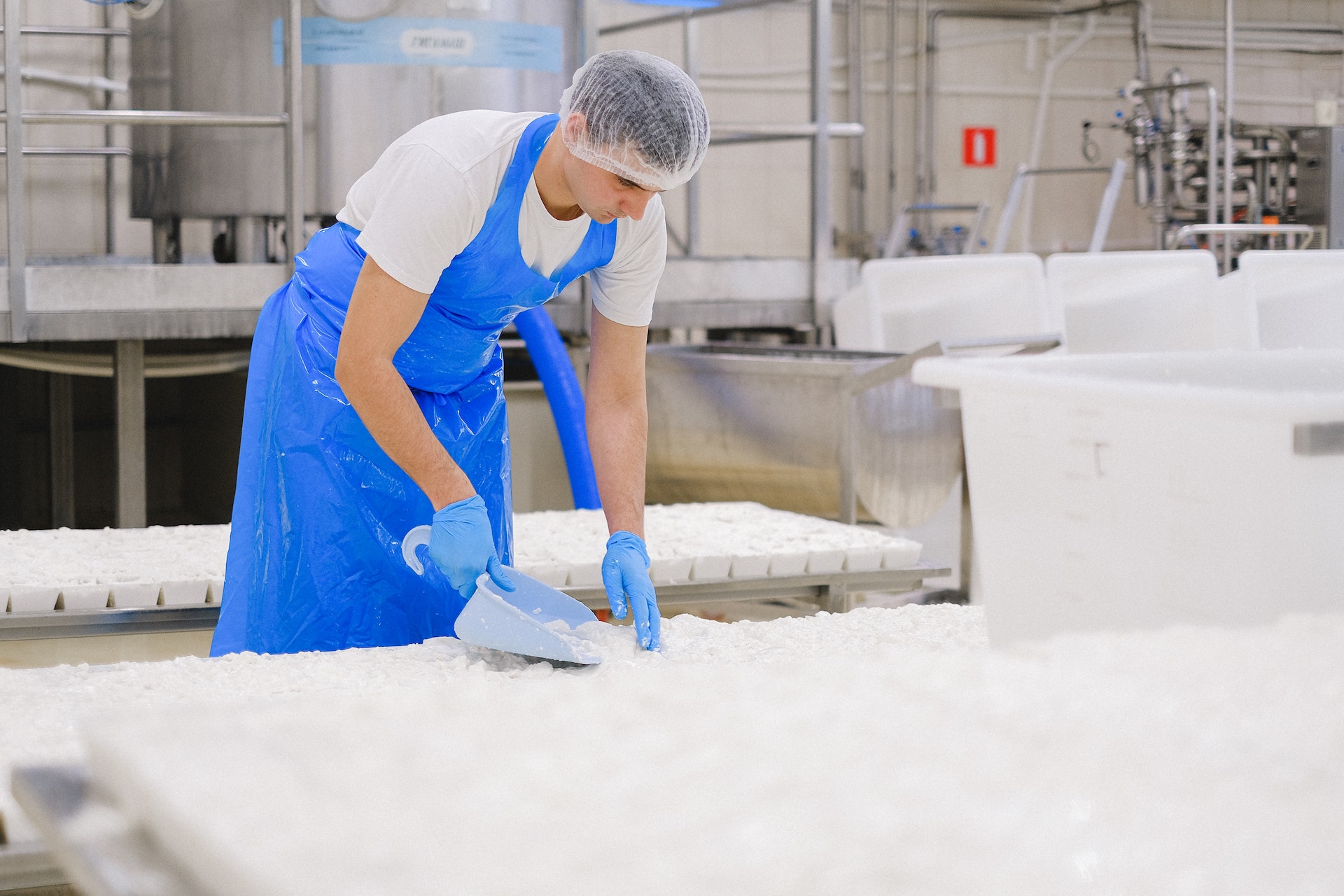 Person in HACCP-Kleidung, die mit Lebensmitteln arbeitet