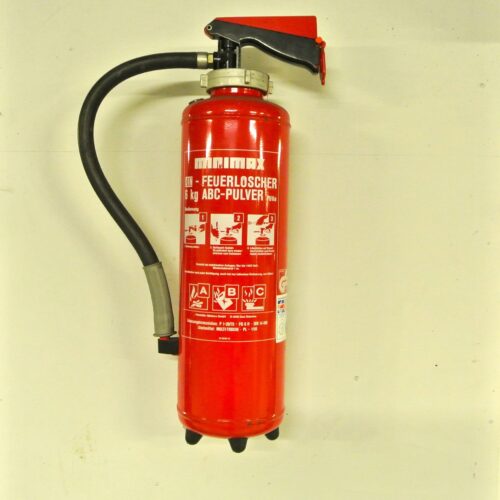 Feuerlöscher, der an Wand hängt