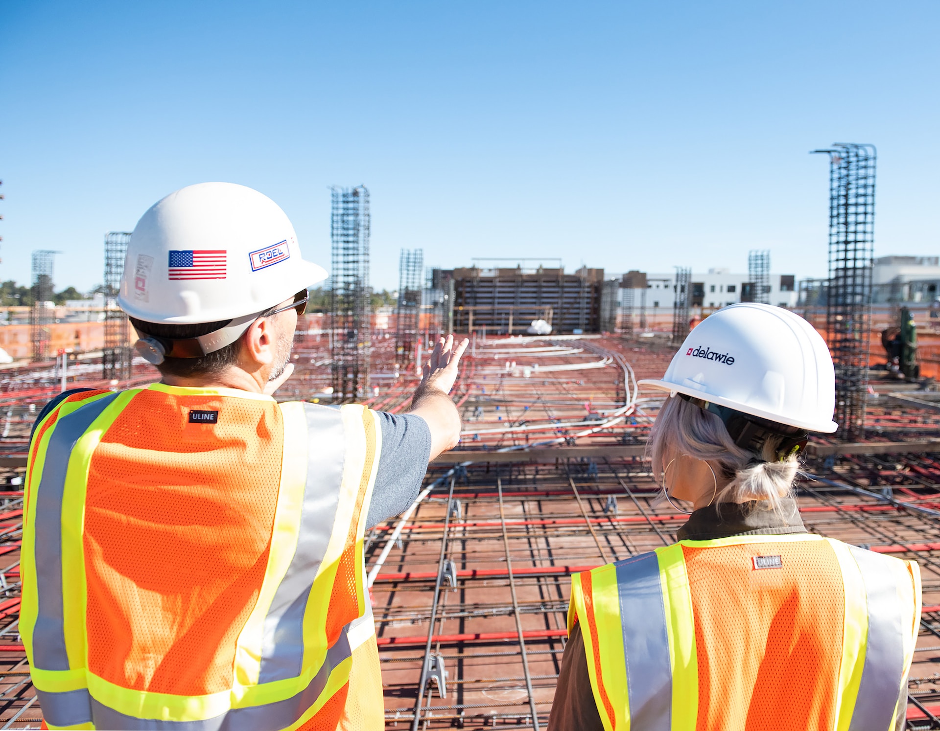 Hausbau, Arbeiter und Arbeiterin auf Baustelle