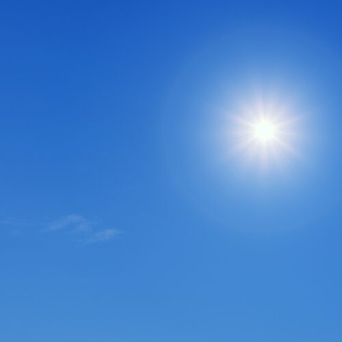 Klarer, sommerlicher, blauer Himmel mit Sonne in der oberen rechten Ecke