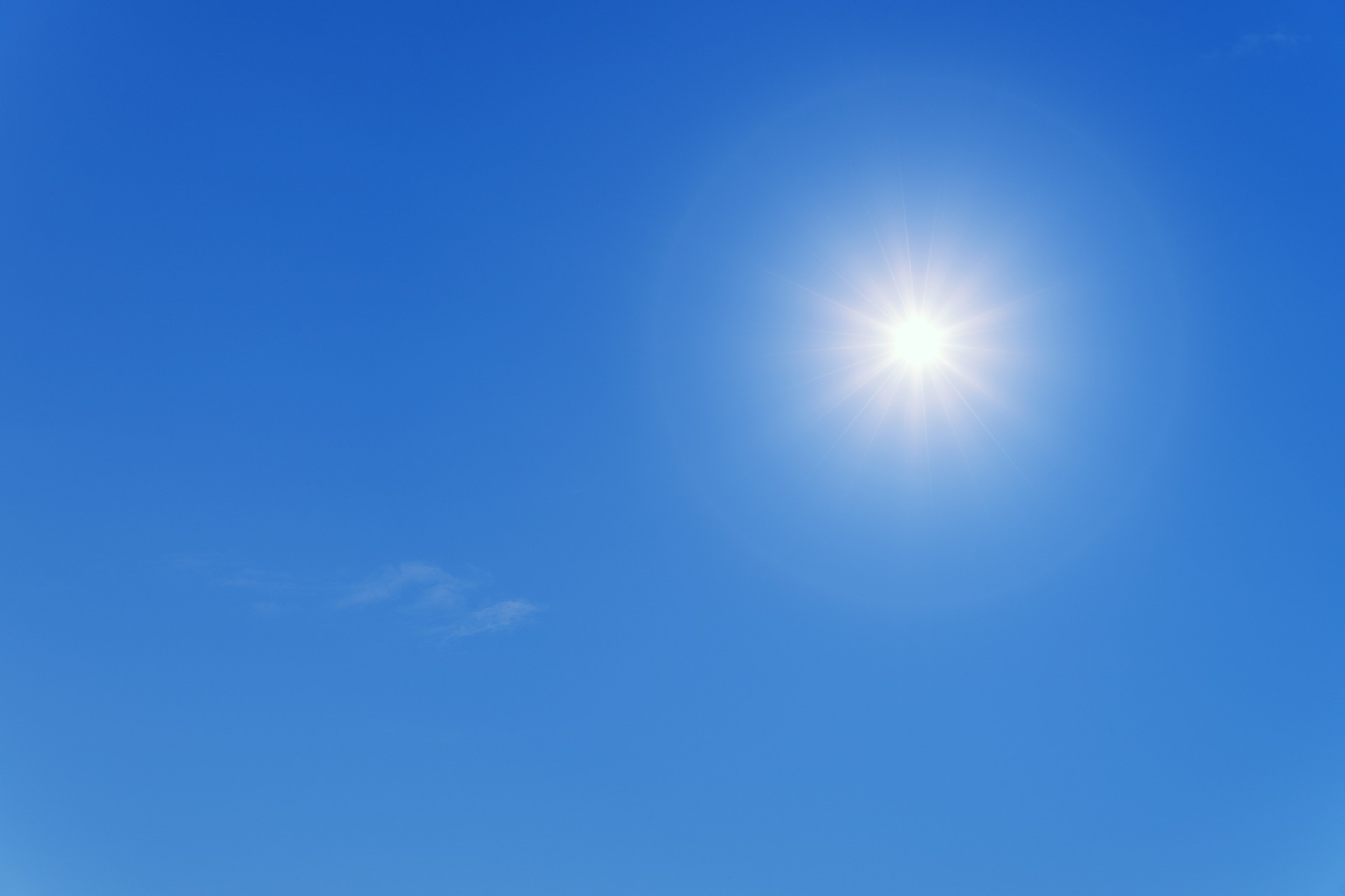 Klarer, sommerlicher, blauer Himmel mit Sonne in der oberen rechten Ecke