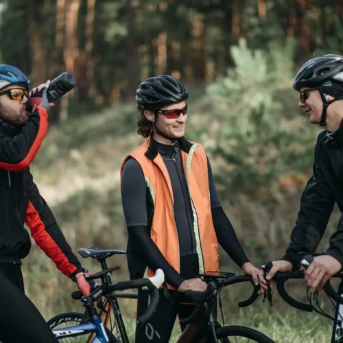 Drei Männer am Pause machen nach Fahrradfahren