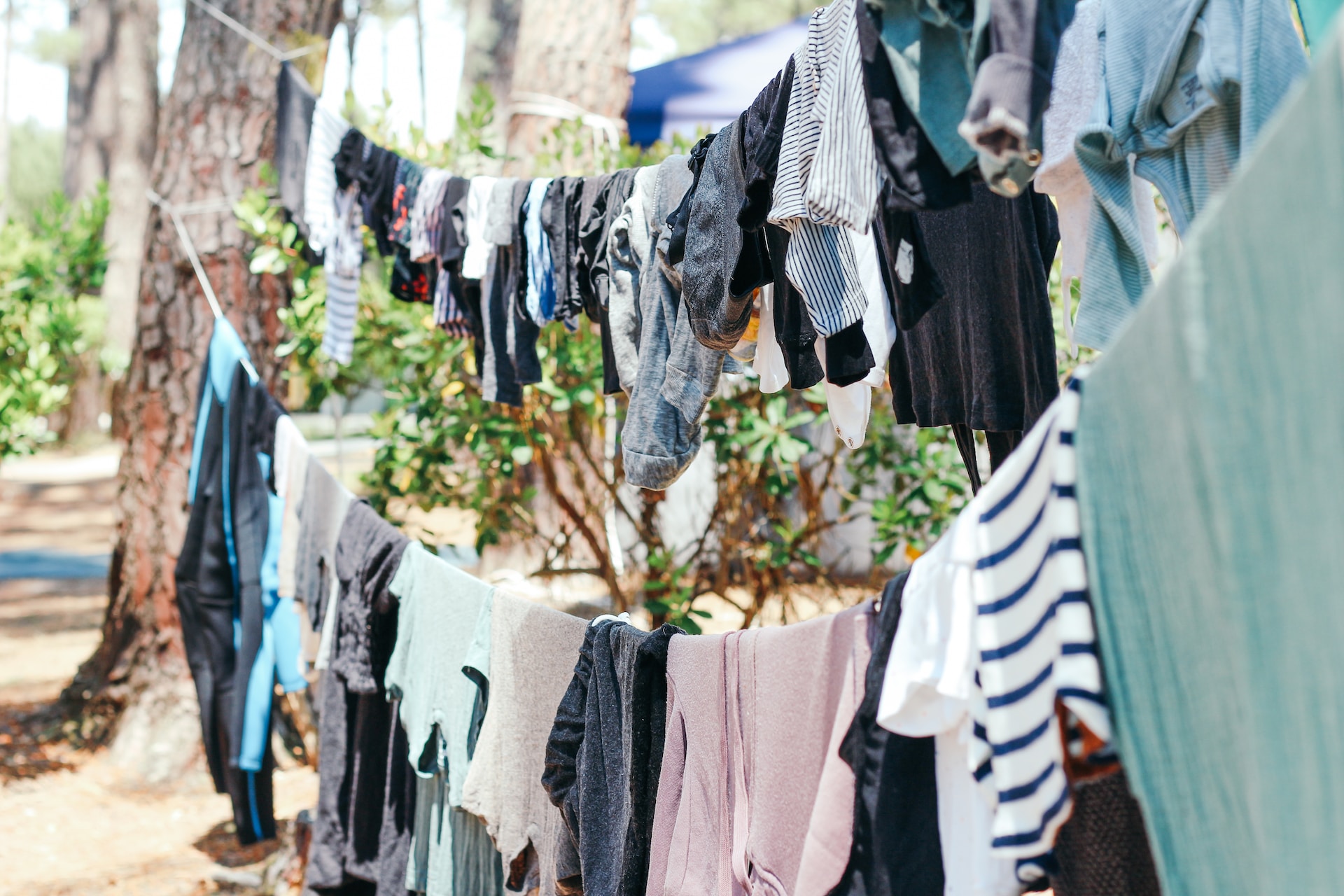 Kleidung auf Wäscheleine im Freien, sommerliches Wetter