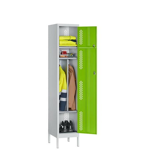 Schrank mit Kleidung